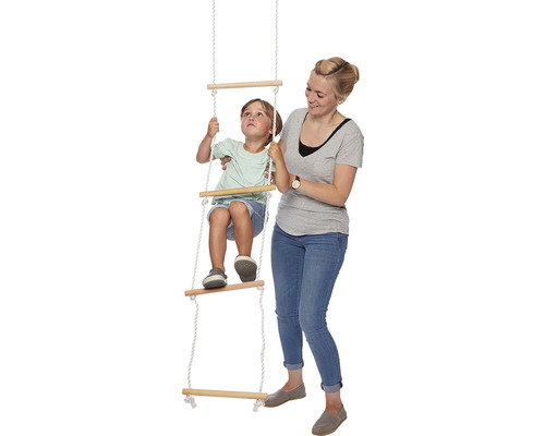 Mère et enfant avec une échelle de corde pour aire de jeux