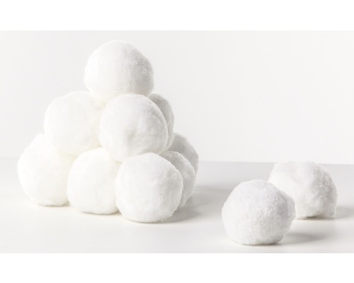 Pyramide aus künstlichen Schneebällen