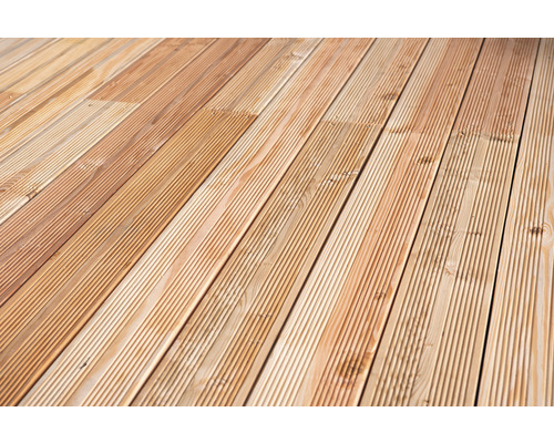 Holzterrasse mit geriffelter Oberfläche