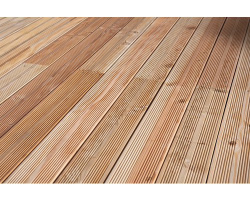 Holzterrasse mit gerillten Dielen