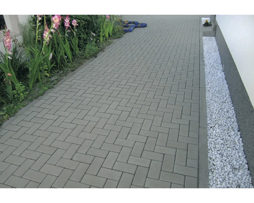 Gepflasterter Weg mit Betonsteinen im Fischgrätenmuster