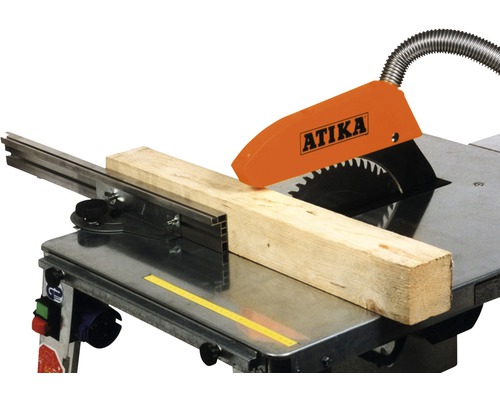 Atika Tischkreissäge beim Sägen eines Holzstücks