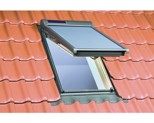 Fenêtre de toit ouverte sur un toit en tuiles