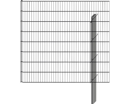 Zaunpfosten mit Maschendrahtzaun