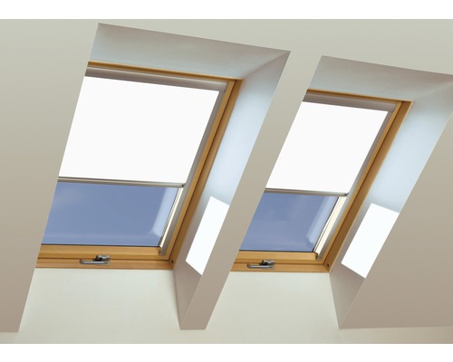 Deux fenêtres de toit avec stores dans une pièce