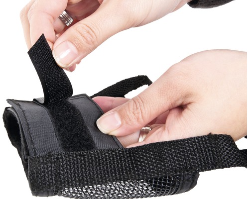 L''utilisateur fixe une sangle de cheville noire avec fermeture velcro