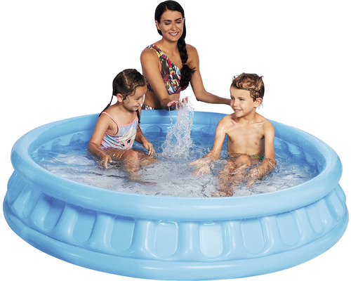 Piscine gonflable avec des enfants qui jouent et une femme à l''extérieur.