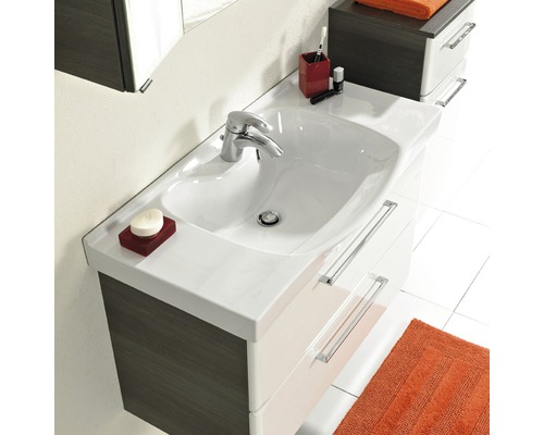 Waschtisch mit Waschbecken, Armatur und Unterschrank im Badezimmer