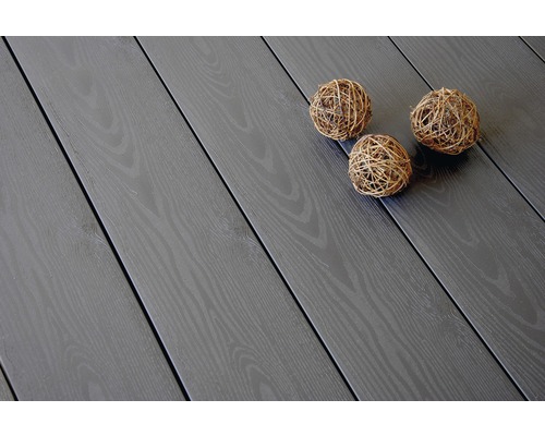 Lames de terrasse grises avec trois boules décoratives