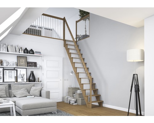 Aménagement intérieur clair avec escalier en bois, canapé et bibliothèque