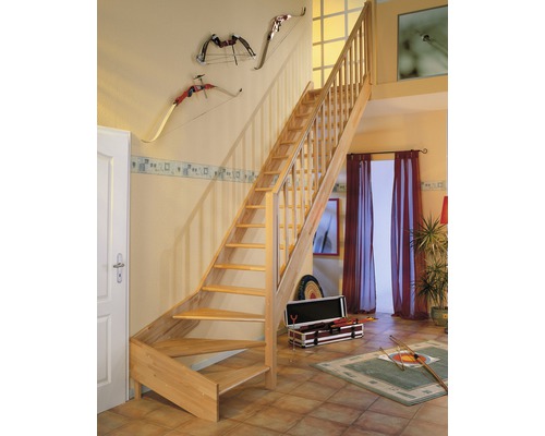 Escalier en bois avec rampe dans une pièce à vivre avec équipement de tir à l''arc