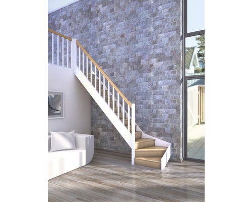 Treppe mit weißem Geländer und Holzstufen in modernem Wohnraum.