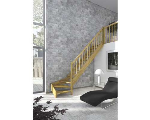 Escalier en bois dans un espace de vie avec fauteuil et décoration