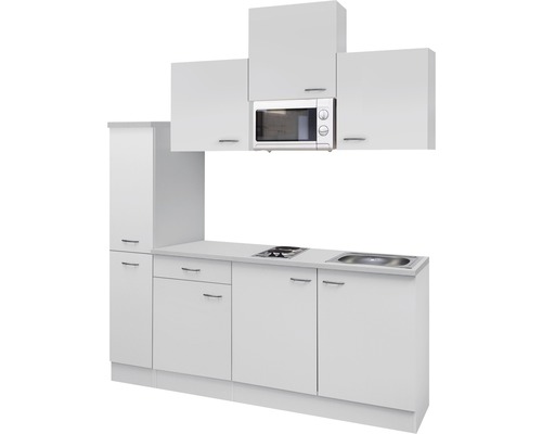 Cuisine blanche avec micro-ondes, évier et plaque de cuisson