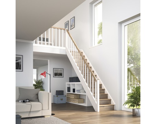 Espace de vie lumineux avec escalier, étagère et coin salon