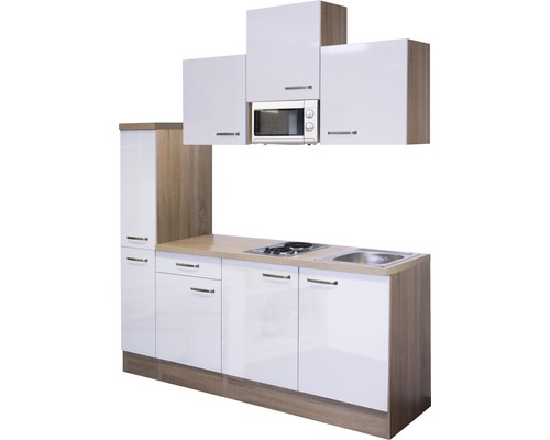 Cuisine équipée avec évier, plaque de cuisson, micro-ondes et armoires