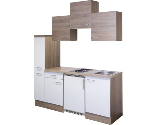 Einbauküche mit Spüle, Kochfeld, Kühlschrank und Hängeschränken