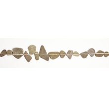 Rangée de pierres avec des lignes blanches