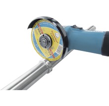Makita Winkelschleifer mit Kronenflex A 60 Extra Schleifscheibe schneidet ein Metallrohr.