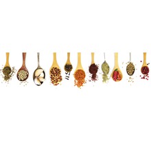 Diverses épices dans des cuillères