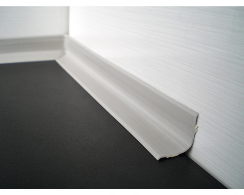 Sockelleiste aus Kunststoff an der Wand