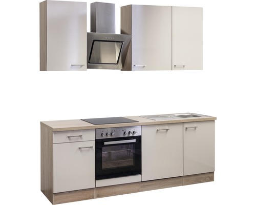 Un bloc de cuisine avec des armoires suspendues, une hotte aspirante, une cuisinière, un évier et un plan de travail.