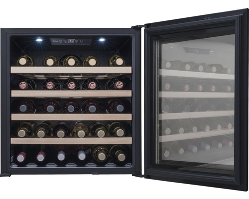 Cave à vin ouverte avec étagères en bois et bouteilles de vin