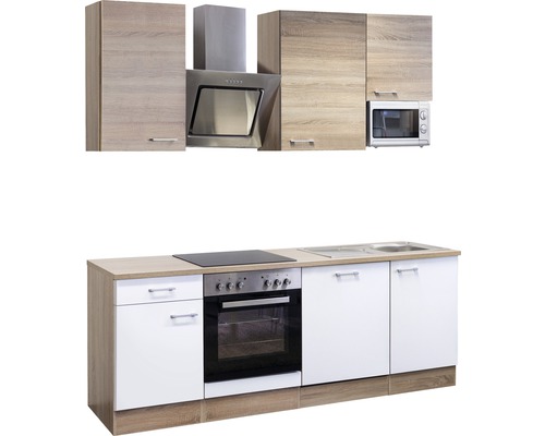 Komplette Küchenzeile mit Hängeschränken, Dunstabzugshaube, Herd, Spüle und Mikrowelle.