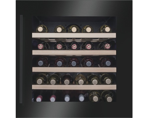 Cave à vin avec étagères en bois et bouteilles de vin