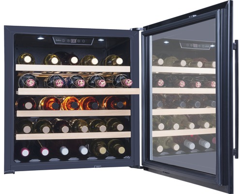 Cave à vin ouverte avec plusieurs bouteilles de vin sur des étagères en bois