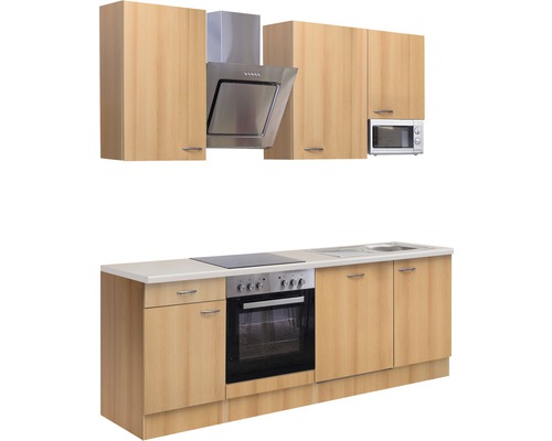 Cuisine équipée avec éléments hauts, hotte aspirante, cuisinière, évier et micro-ondes