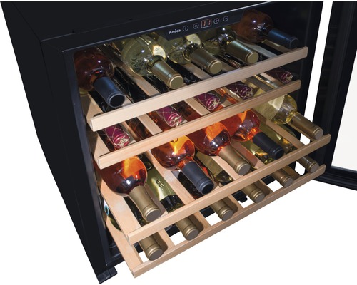 Cave à vin avec plusieurs bouteilles sur des étagères en bois