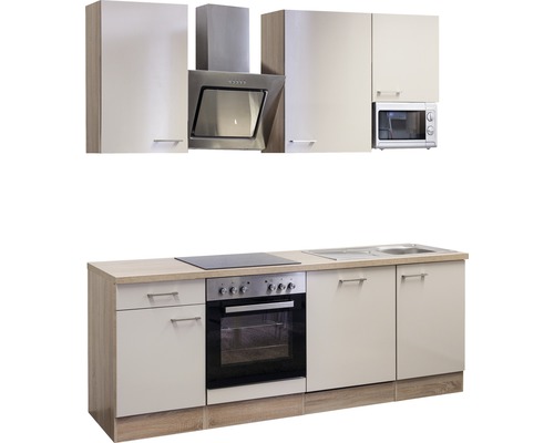 Küchenzeile mit Spüle, Herd, Dunstabzugshaube und Hängeschränken.