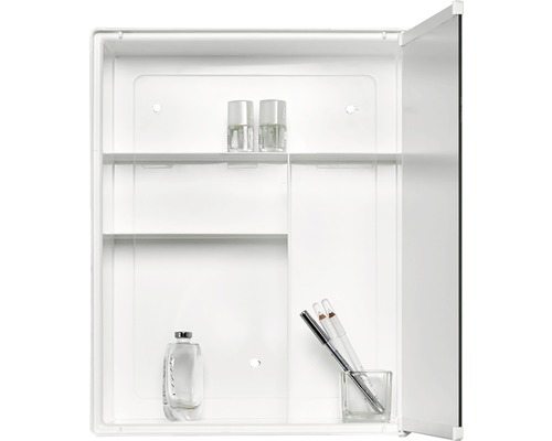 Offener weißer Spiegelschrank mit zwei Glasböden und verschiedenen Badutensilien