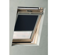 Geöffnetes Dachfenster mit Verdunkelungsrollo