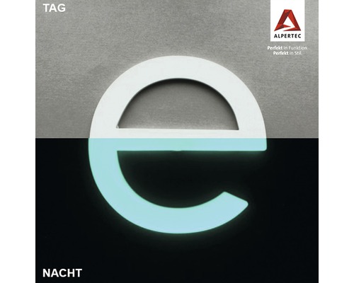 Hausnummer e Nachtleuchtend glow in the Dark selbstleuchtend Alpertec Logo. Darstellung des Buchstabens E, der im Dunkeln leuchtet