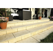 Terrassentreppe aus Naturstein mit Sitzmöbeln und Blumentöpfen