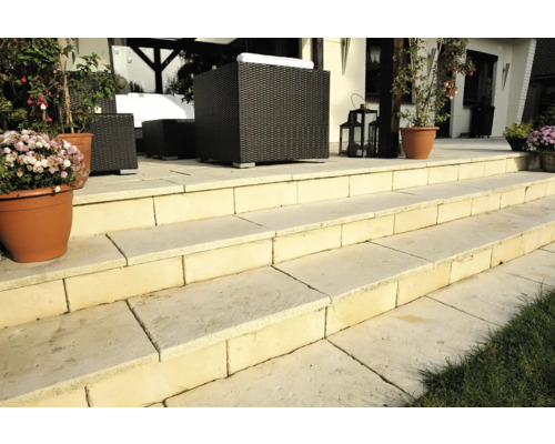 Terrassentreppe aus Naturstein mit Sitzmöbeln und Blumentöpfen