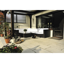 Terrasse mit Sitzgruppe, Pflanzgefäßen und Dekorationen