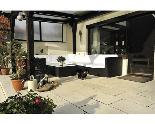 Terrasse mit Sitzgruppe, Pflanzgefäßen und Dekorationen