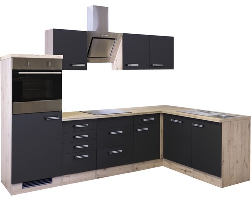 Küchenzeile mit Schränken, Dunstabzugshaube, Spüle und Backofen