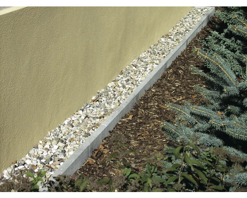 Scène de jardin avec bordure de pelouse en pierres de béton et gravier