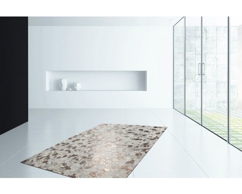 Innenraum mit modernem Teppich auf hellem Fliesenboden