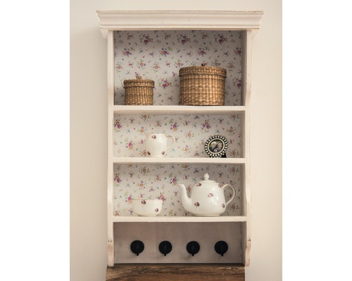 Regal mit Körben, Geschirr und Hakenleiste