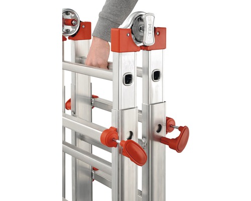 Detailansicht einer Mehrzweckleiter aus Aluminium mit roten Bedienelementen und einer Person, die eine Sprosse hält