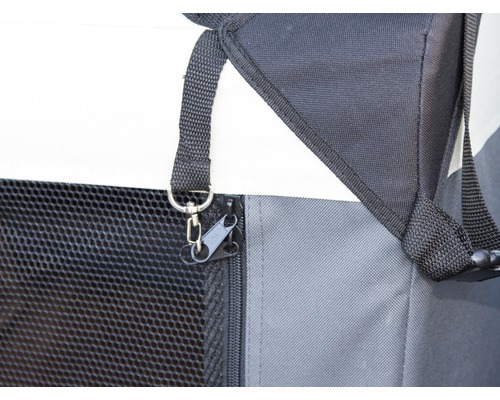 Détail d''un sac de transport pour chien avec fermeture éclair et fenêtre en filet