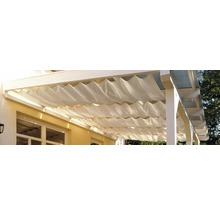 Pergola avec des bandes de tissu comme protection solaire