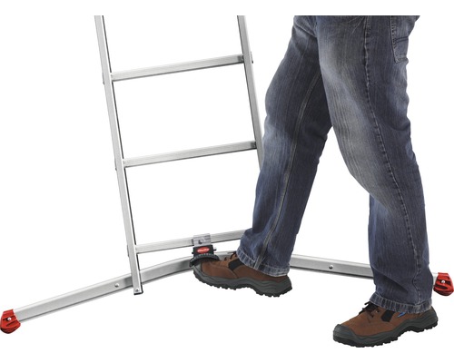 Person steigt auf eine Aluminiumleiter