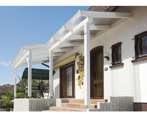 Auvent de terrasse sur maison d''habitation avec personne sur balançoire de jardin