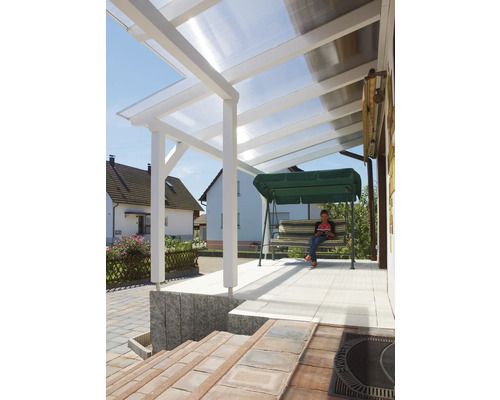 Terrasse avec auvent en polycarbonate et personne se balançant